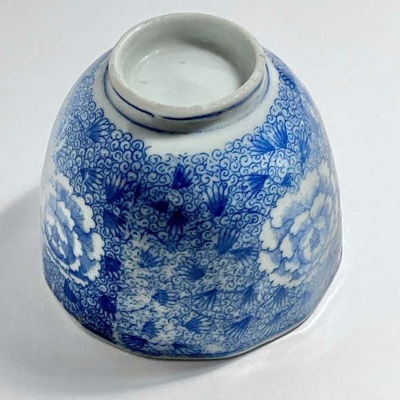 Vintage JAPANESE TEACUP / Blue IMARI TRANSFERWARE / Small Chip / 3 Inches Wide - Picture 6 of 10